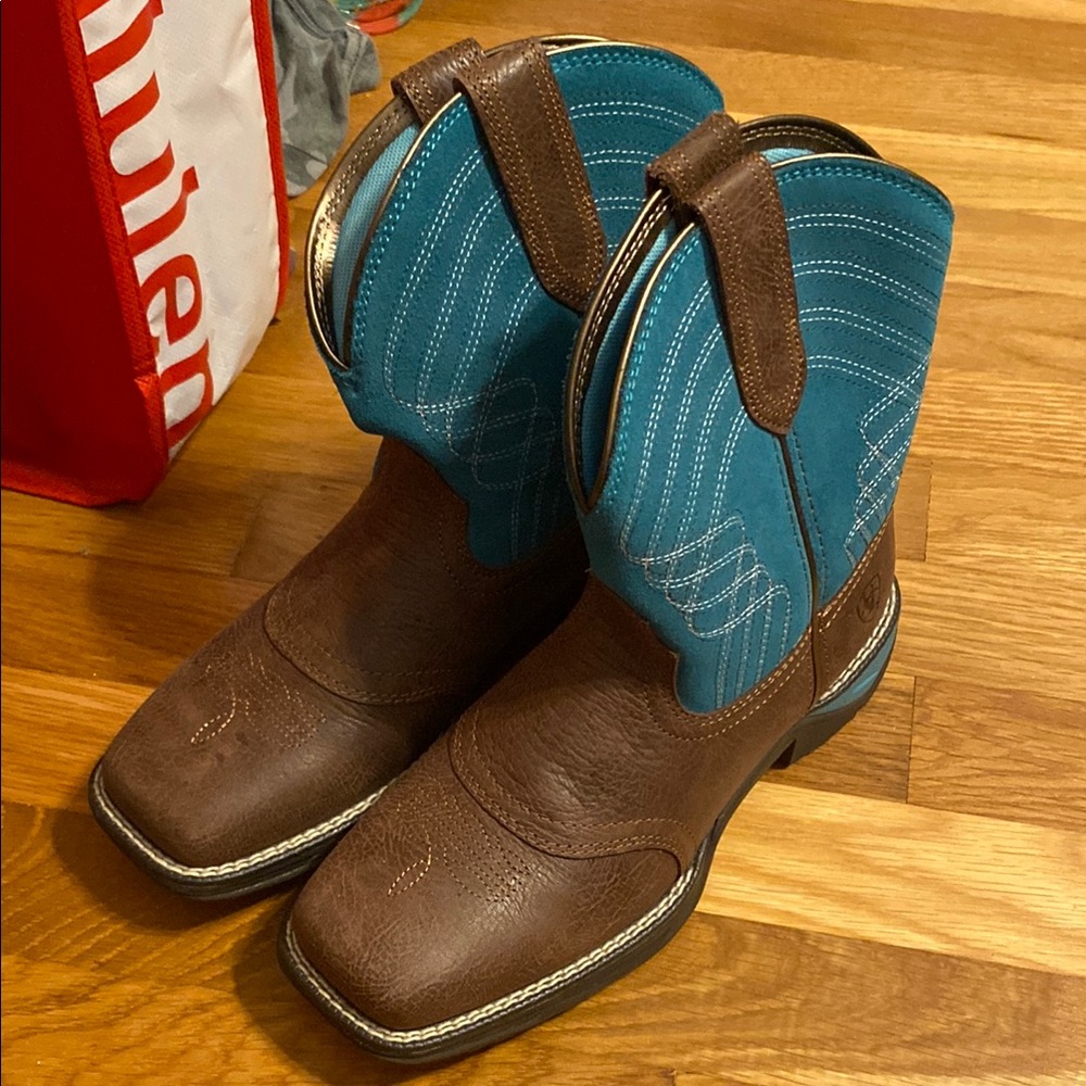 NWOT ariat boots